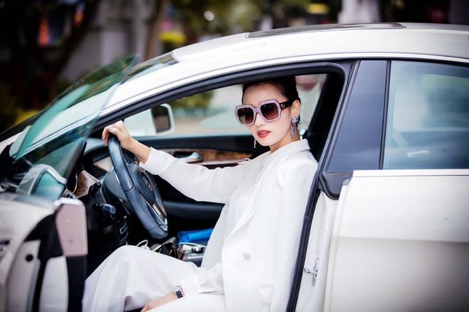 Nữ diễn viên xinh đẹp, giàu có nhất nhì show biz: Sở hữu biệt thự bề thế ở Hà Nội, tuổi 40 hạnh phúc bên chồng - Ảnh 2.