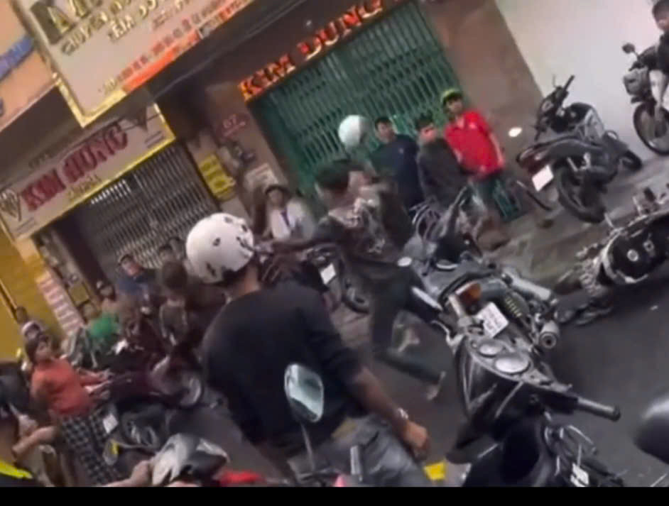 Đánh nhau giành đồ cúng cô hồn Tại đại lý vé số ở Cà Mau - Ảnh 1.