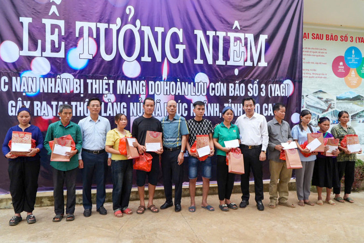 Lãnh đạo tỉnh Lào Cai tặng quà cho các hộ gia đình có nạn nhân thiệt mạng. (Ảnh: D.Đ.H.)