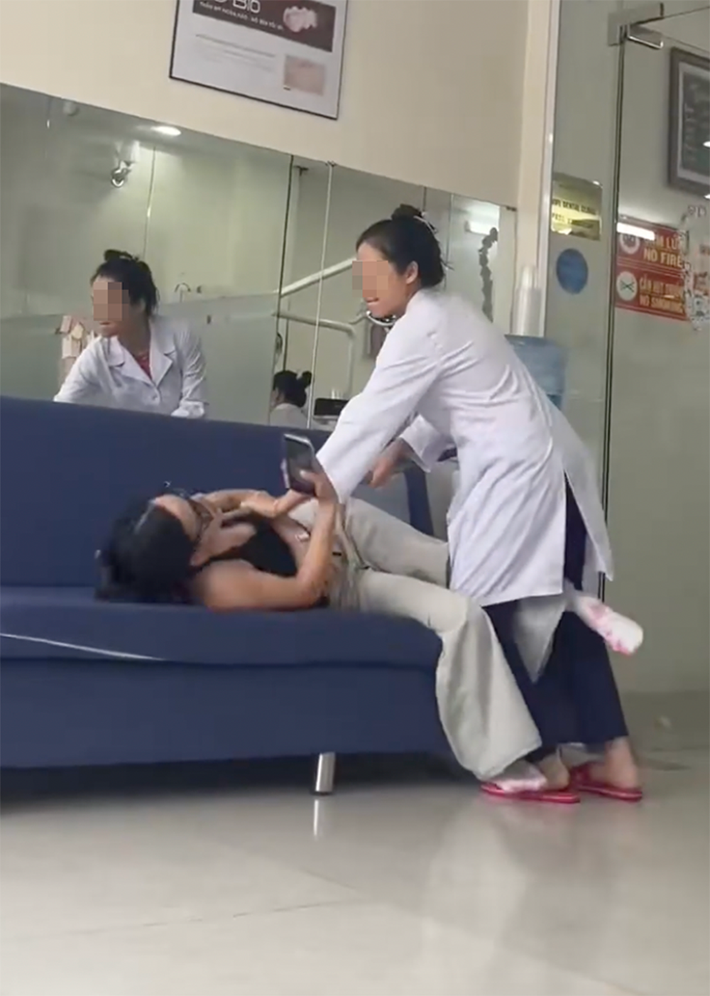 bác sĩ hành hung.png