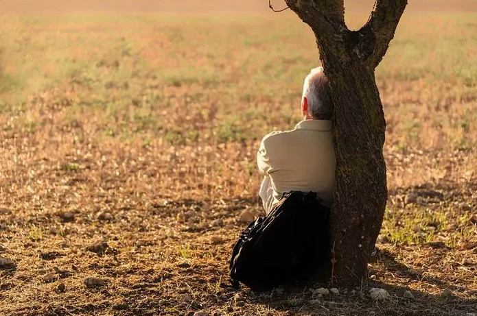 Cay đắng tuổi già: Đi làm 'hét ra lửa, đến lúc nghỉ hưu bị coi thường - Ảnh 1.