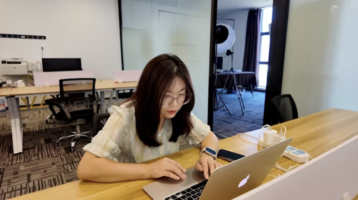 Người trẻ Trung QUốc cho rằng đây là xu hướng bình thường. (Ảnh: CNA)