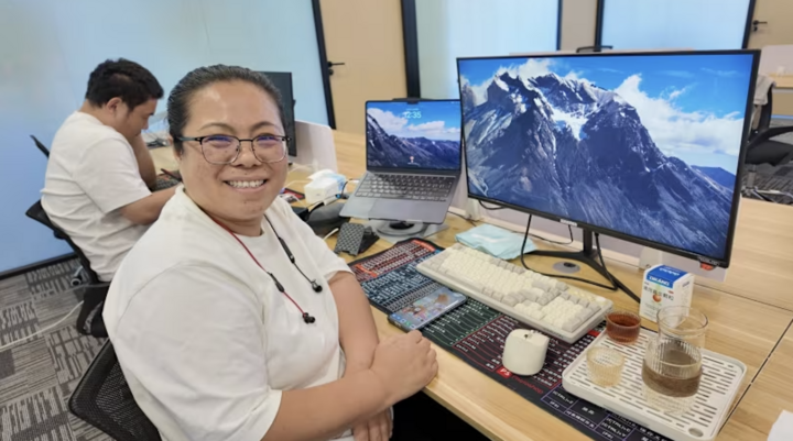 Những văn phòng làm việc cho thuê trang bị đầy đủ thiết bị. (Ảnh: CNA)