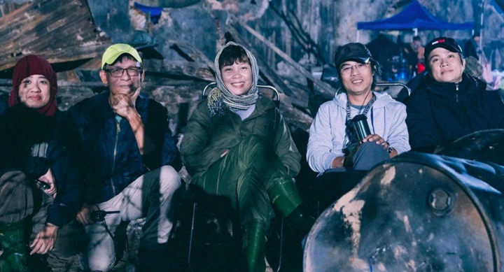 Đạo diễn Đặng Thái Huyền và ê-kíp làm phim.