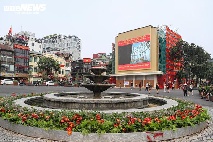 Diện mạo mới của quảng trường Đông Kinh - Nghĩa Thục sau 3 tháng cải tạo. (Ảnh: Minh Đức)