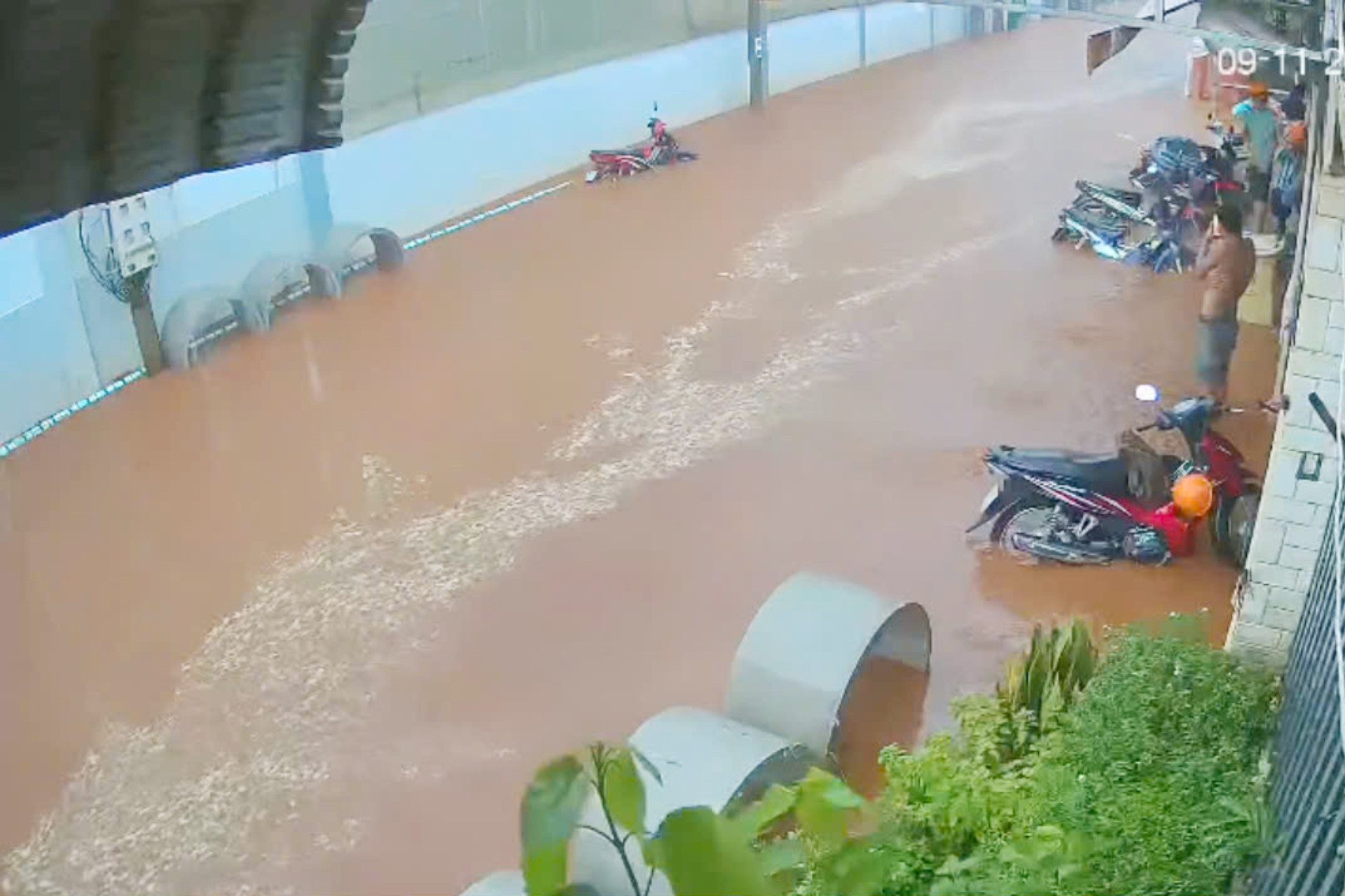 Quốc lộ 1 Dầu Giây biến thành “sông”, xe máy bị cuốn trôi, người dân hợp sức cứu nạn.jpg