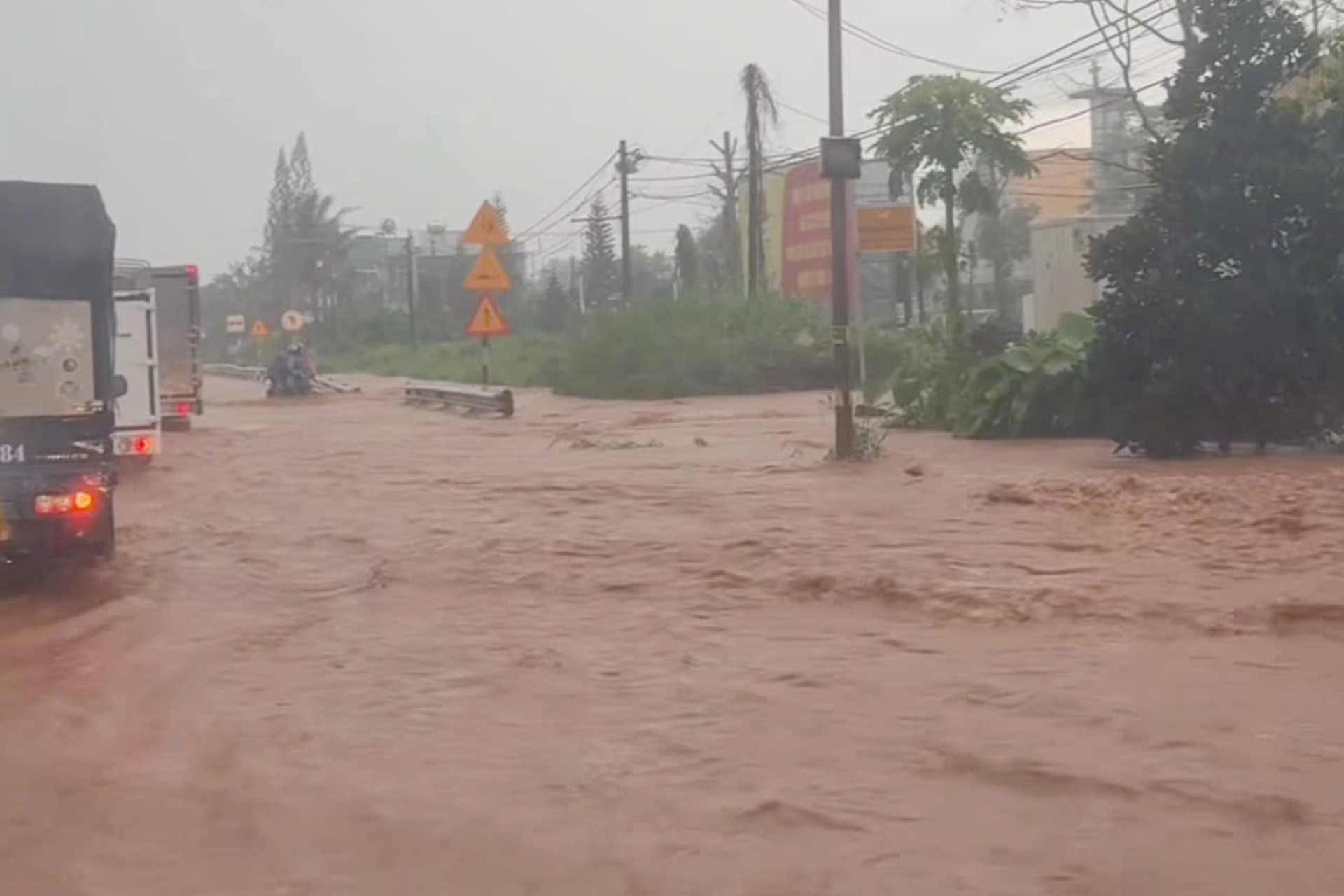 Quốc lộ 1 Dầu Giây biến thành “sông”, xe máy bị cuốn trôi, người dân hợp sức cứu nạn (1).jpg