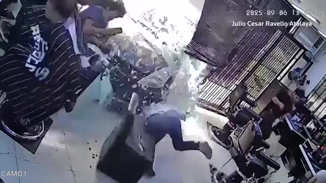 Tai nạn kinh hoàng: Ô tô đâm thẳng vào tiệm cắt tóc, hai người bị thương - Ảnh 1.