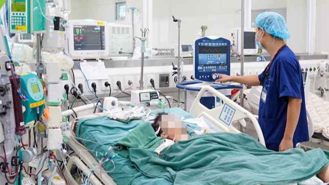 Uống nhầm ống thuốc treo ở nhà vệ sinh, bé gái 10 tuổi rơi vào nguy kịch - Ảnh 1.