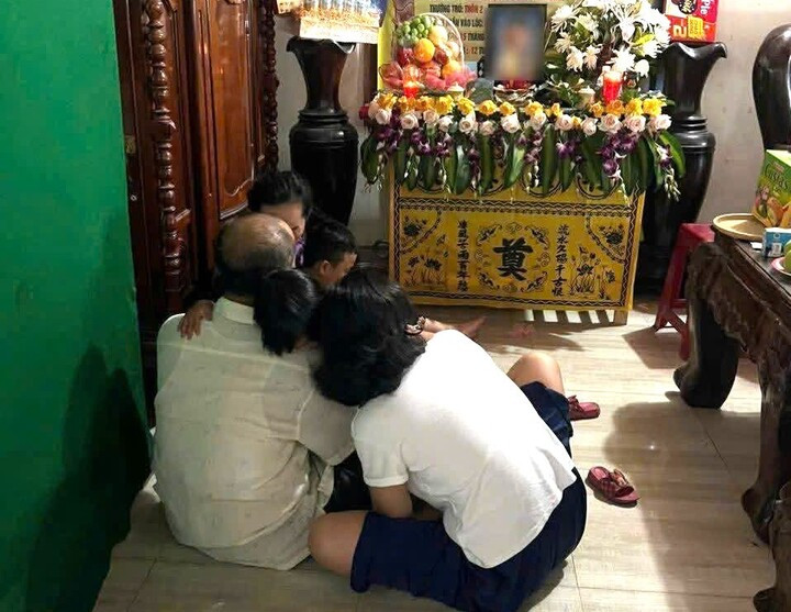 Gia đình thất thần bên bàn thờ con trai.