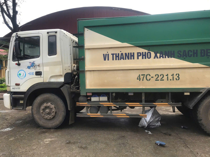 Chiếc xe rác tông em T. trong sân trường.