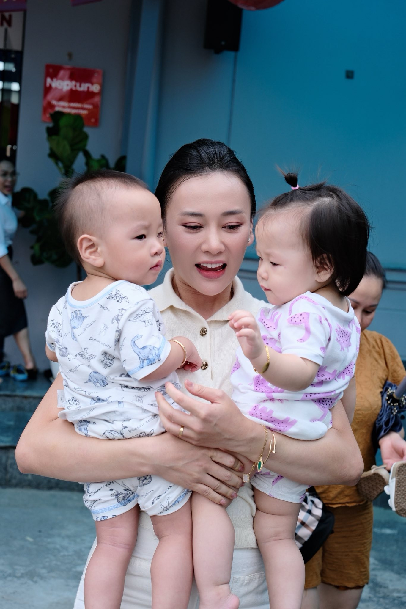 Cặp song sinh nhà Phương Oanh - Shark Bình đi học buổi đầu tiên đã 'sưng mắt' - Ảnh 3.