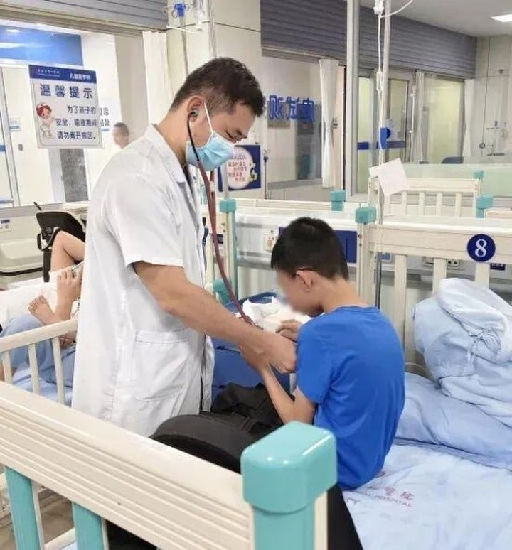Cậu bé mắc phải hàng loạt triệu chứng của căn bệnh có thể gây tử vong. (Ảnh: Handout)