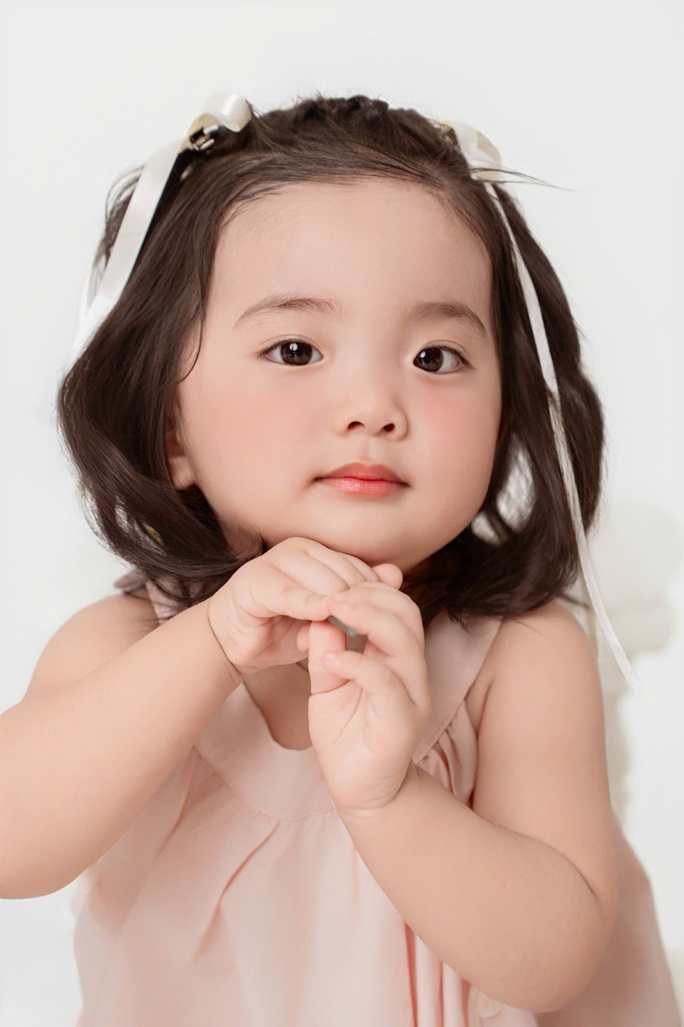 Con gái út nhà Khánh Thi - Phan Hiển đáng yêu như thiên thần ở tuổi lên 2 - Ảnh 2.