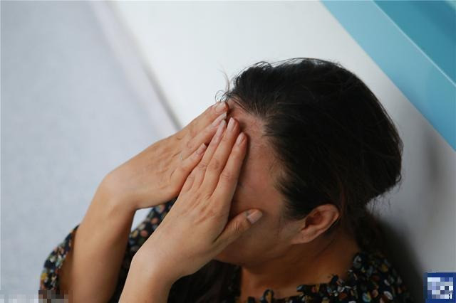 Đêm giao thừa cay đắng: Mẹ già bị con trai bỏ trước cửa nhà em gái vì giấu lương hưu - Ảnh 1.