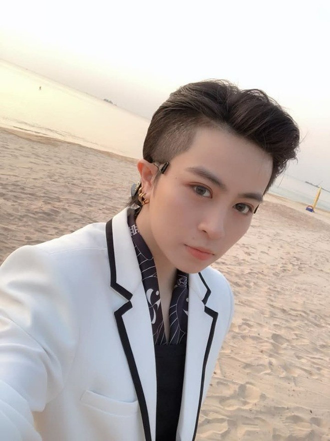 Gil Lê kín như bưng trong khoảnh khắc thân mật cùng Xoài Non trên biển