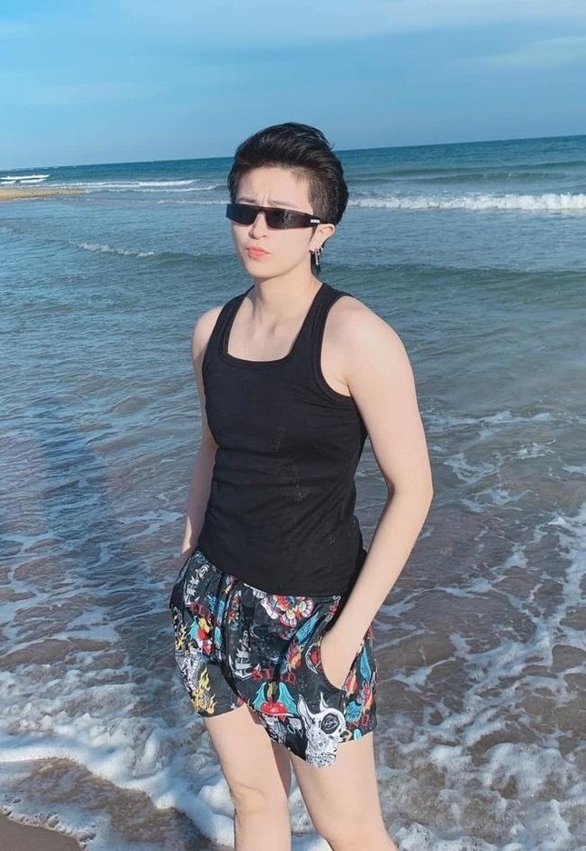 Gil Lê kín như bưng trong khoảnh khắc thân mật cùng Xoài Non trên biển