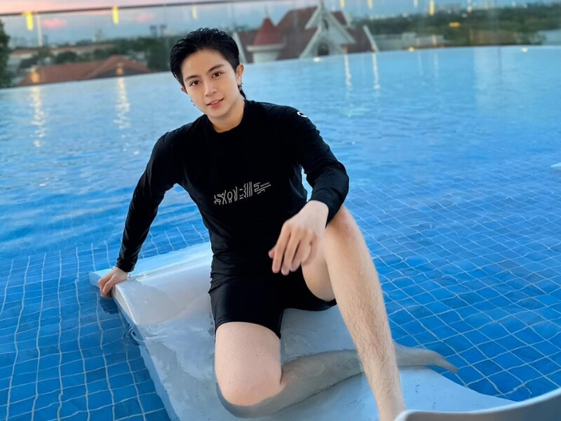 Gil Lê kín như bưng trong khoảnh khắc thân mật cùng Xoài Non trên biển