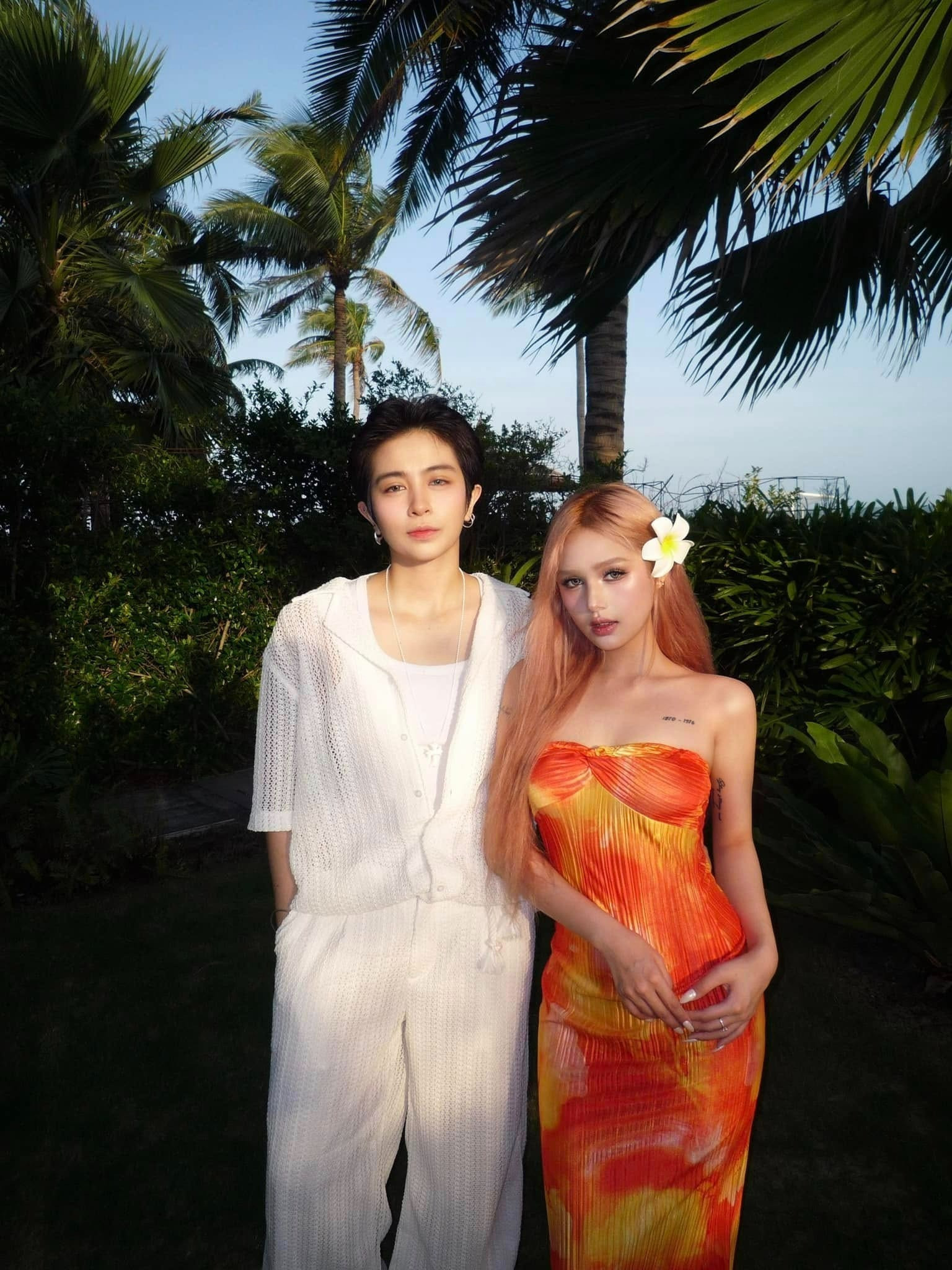 Gil Lê kín như bưng trong khoảnh khắc thân mật cùng Xoài Non trên biển