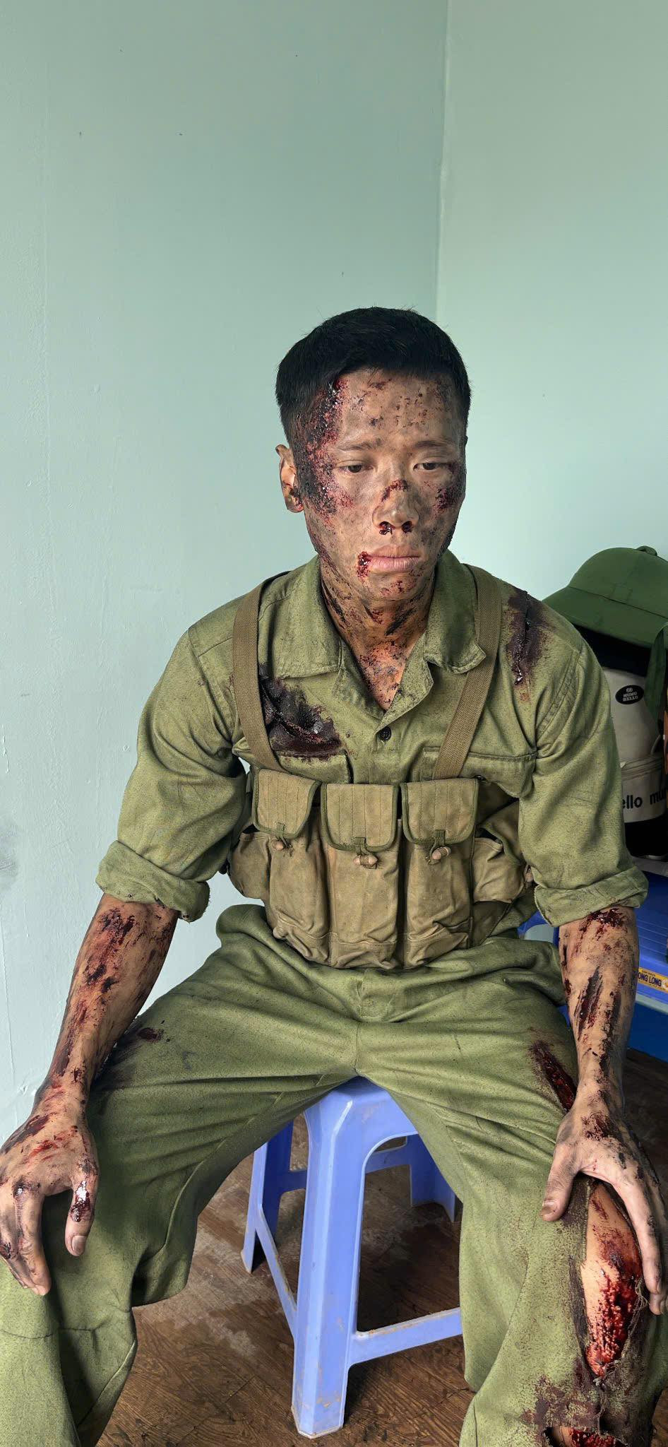 Hoàng Long - Sen của 'Mưa đỏ' chia sẻ ảnh hiếm trong hậu trường, kể câu chuyện xúc động với NSƯT Thanh Quý  - Ảnh 2.