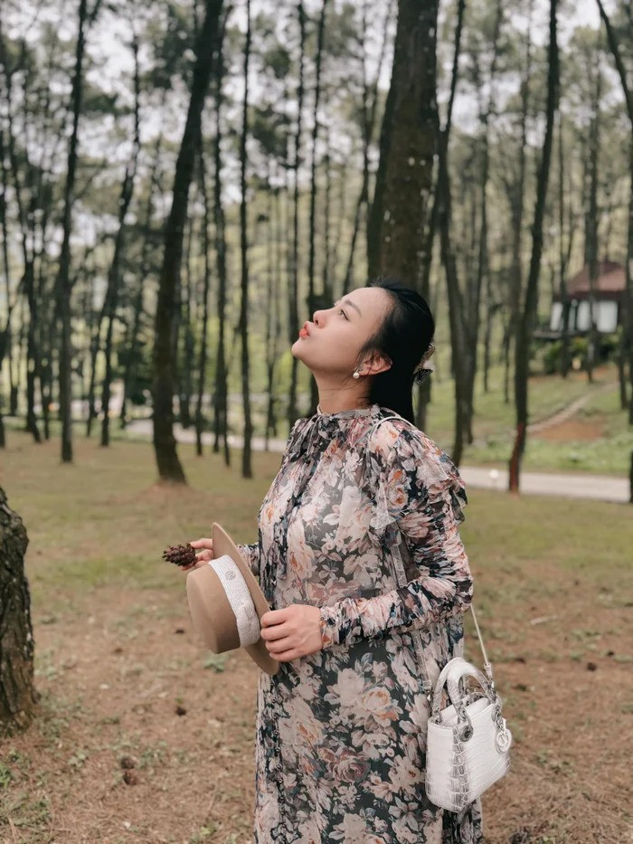 Phương Oanh bị khinh vì xài túi rẻ nhất hội ngoài đời ngược hoàn toàn khối người phải tắt điện