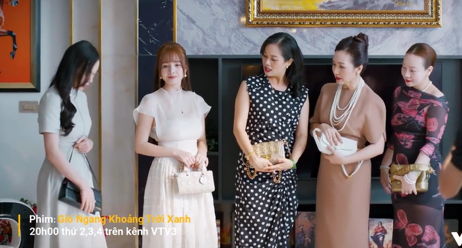 Phương Oanh bị khinh vì xài túi rẻ nhất hội ngoài đời ngược hoàn toàn khối người phải tắt điện