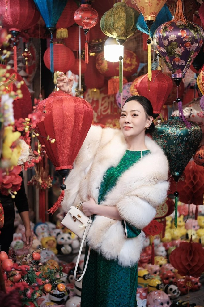 Phương Oanh bị khinh vì xài túi rẻ nhất hội ngoài đời ngược hoàn toàn khối người phải tắt điện