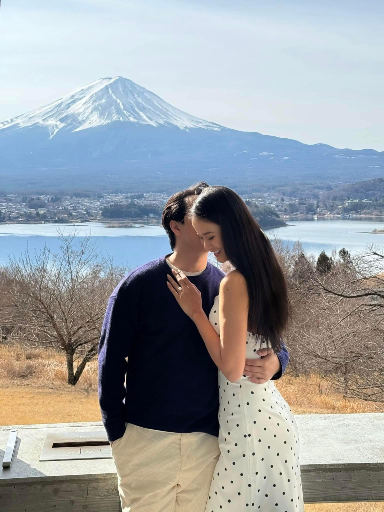 HOT Á hậu Vbiz thông báo kết hôn dung mạo chú rể lần đầu được hé lộ