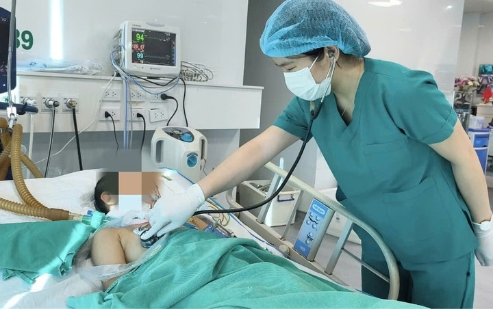 Hình ảnh thời điểm bé điều trị tại Bệnh viện Bệnh Nhiệt đới Trung ương.