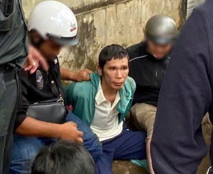 Thuận bị bắt khi đang mặc áo chống nắng để giả gái, qua mặt cơ quan chức năng.