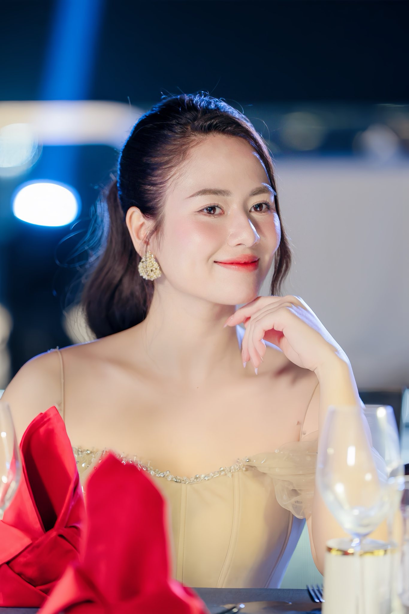 Nhan sắc Việt Hoa - bạn thân Phương Oanh trong Gió ngang khoảng trời xanh - Ảnh 7.