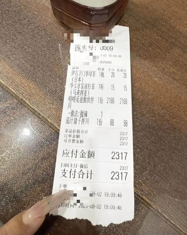 Có hơn 10 khách hàng đã gọi món ăn trị giá hơn 2.000 nhân dân tệ này, thậm chí có người còn mang mỳ về Thượng Hải, cách đó khoảng 1 giờ đi tàu cao tốc. (Ảnh: Sina)