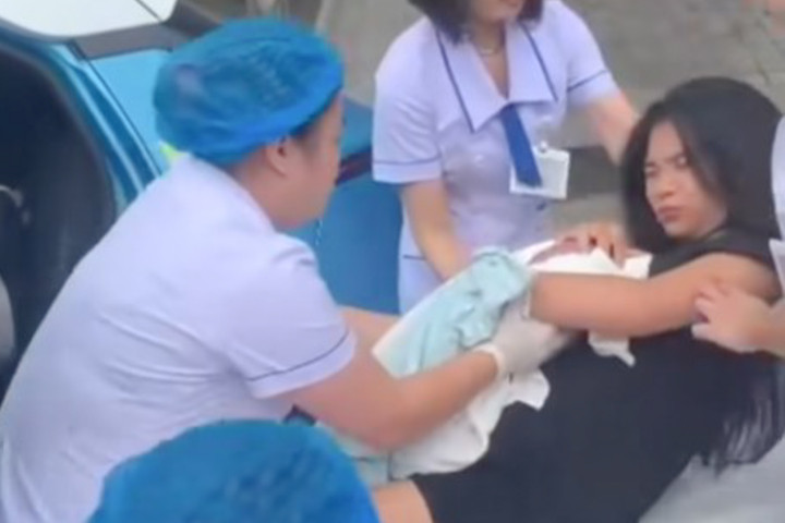 Các bác sỹ Bệnh viện Phụ sản Hà Nội nhanh chóng tiếp nhận, hỗ trợ sản phụ và bé sơ sinh trong điều kiện an toàn nhất. (Ảnh: Đ.X.)