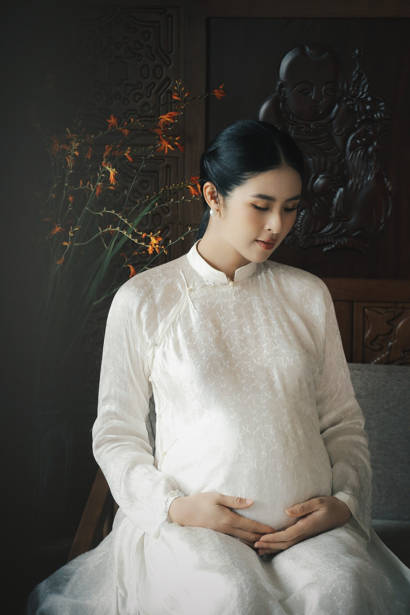 Hoa hậu Ngọc Hân cùng chồng và mẹ đẻ kỷ niệm tháng cuối thai kỳ - Ảnh 2.