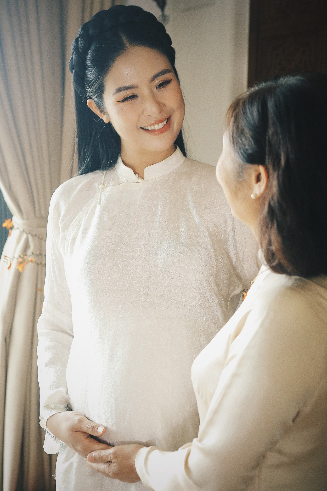 Hoa hậu Ngọc Hân cùng chồng và mẹ đẻ kỷ niệm tháng cuối thai kỳ - Ảnh 9.