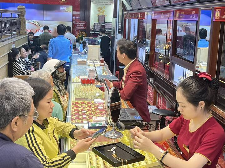 Người mua vàng lỗ nặng sau 1 tuần. (Ảnh: Minh Đức).