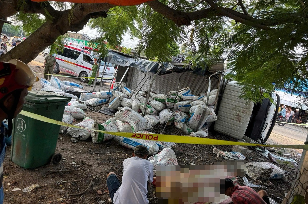 Xe tải chở hải sản lật trên quốc lộ 55, người phụ nữ tử vong trong cabin.jpg