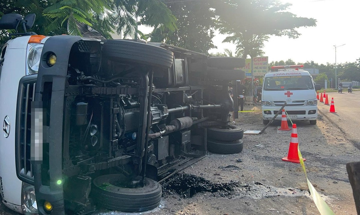 Xe tải chở hải sản lật trên quốc lộ 55, người phụ nữ tử vong trong cabin..jpg