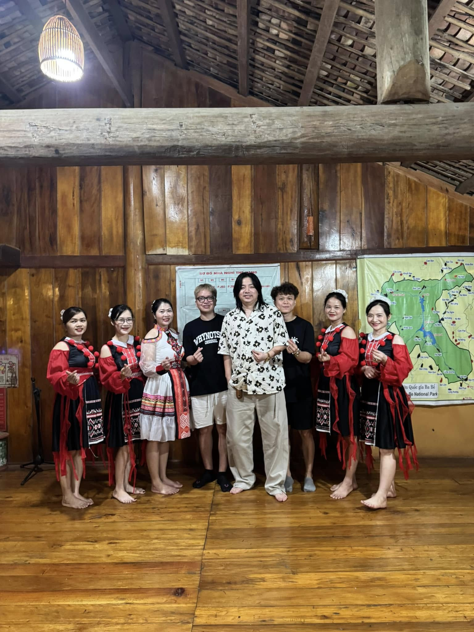 Sốc hình ảnh trên ngắn dưới dài của Khoa Pug sau 2 lần chi tiền tỷ phẫu thuật kéo chân