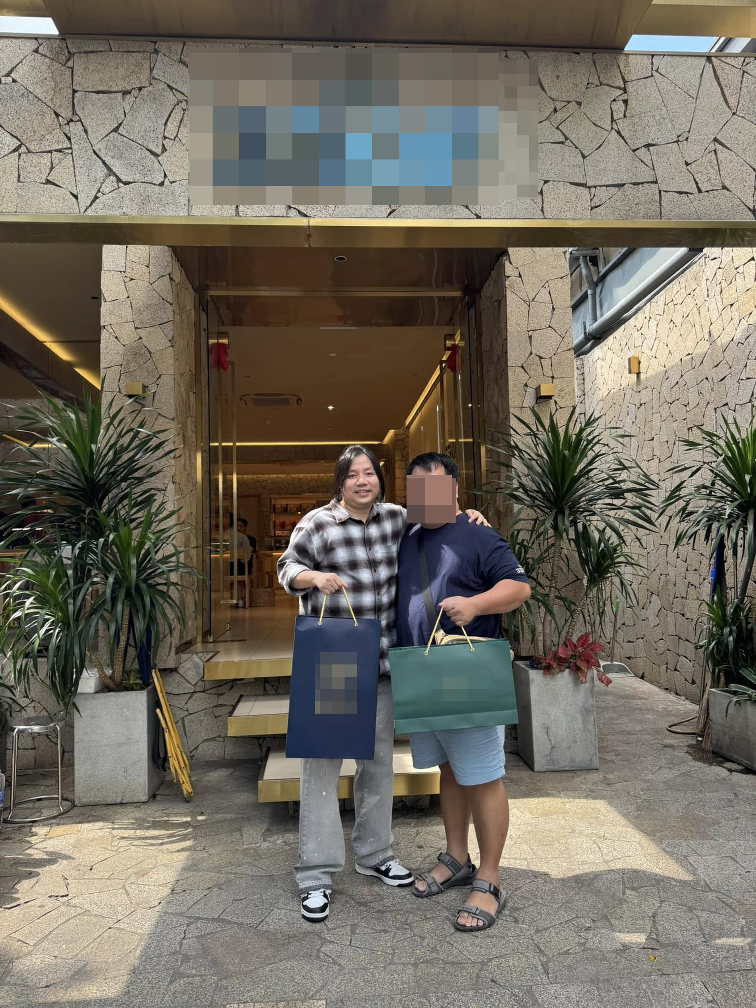 Sốc hình ảnh trên ngắn dưới dài của Khoa Pug sau 2 lần chi tiền tỷ phẫu thuật kéo chân