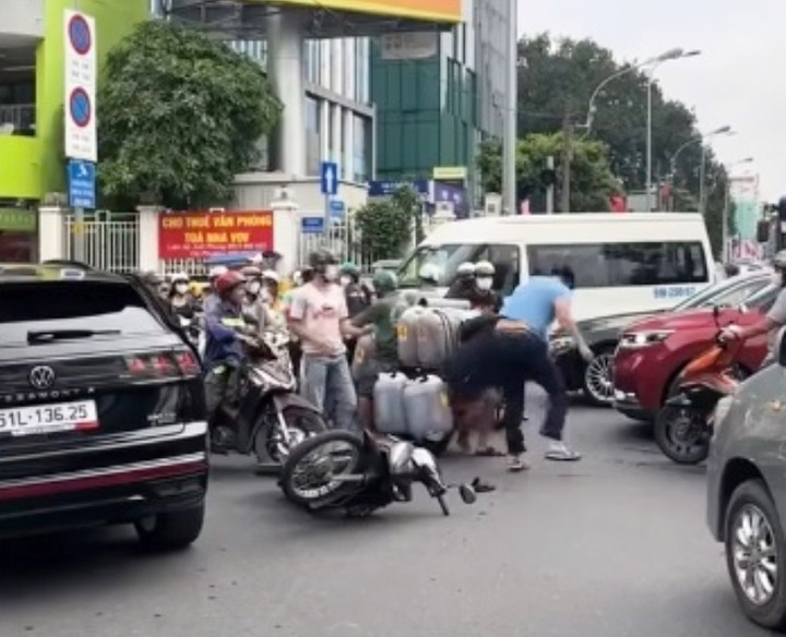 Thanh niên lái xe Volkswagen đánh người đàn ông lớn tuổi giữa trung tâm TP.HCM. (Ảnh cắt từ clip)