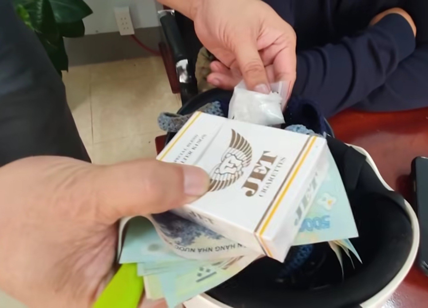 Vụ thảm sát ở Đắk Lắk: Nghi phạm bị bắt vẫn xin dùng ma tuý cho ‘đỡ vã’ - Ảnh 2.