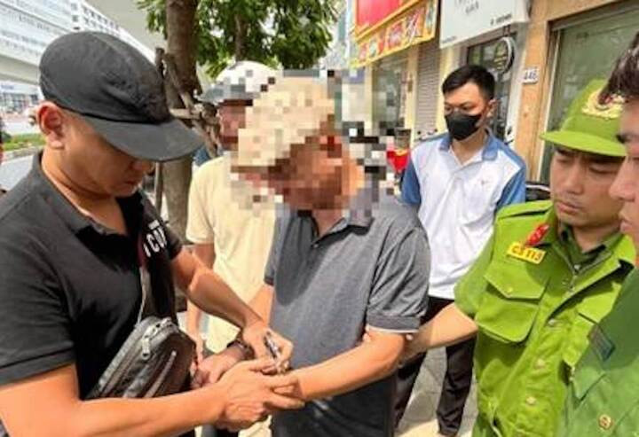 Cảnh sát 113 phối hợp Công an phường Kim Liên khống chế đối tượng có hành vi côn đồ.