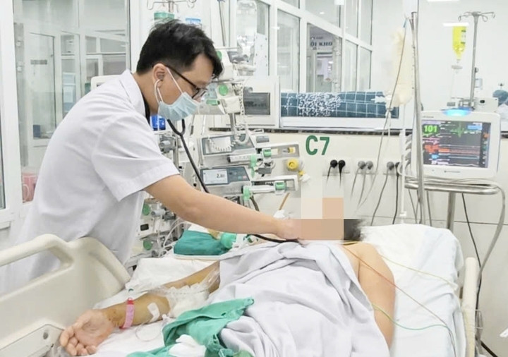 Bác sĩ kiểm tra sức khoẻ cho bệnh nhân sốt xuất huyết.