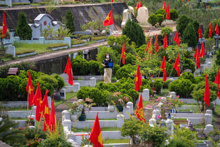 Lượng giao dịch tại nhiều nghĩa trang thường tăng vọt mỗi dịp tháng Ngâu.