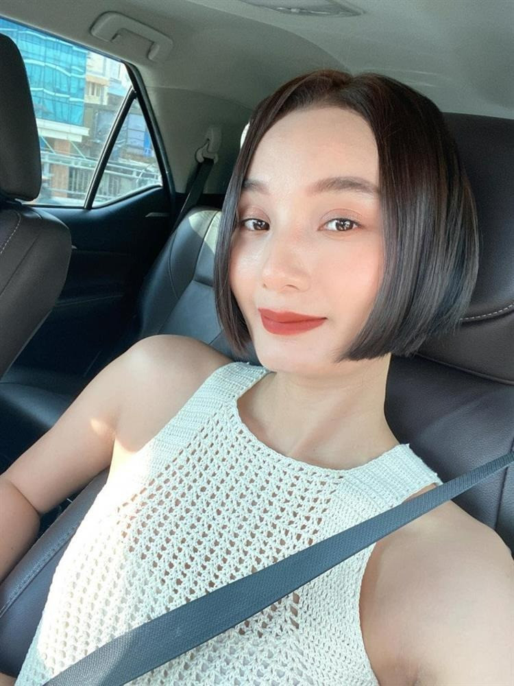 Lê Thúy nổi đóa trên livestream vì bị chê xấu hành động của ông xã ngay cạnh gây chú ý