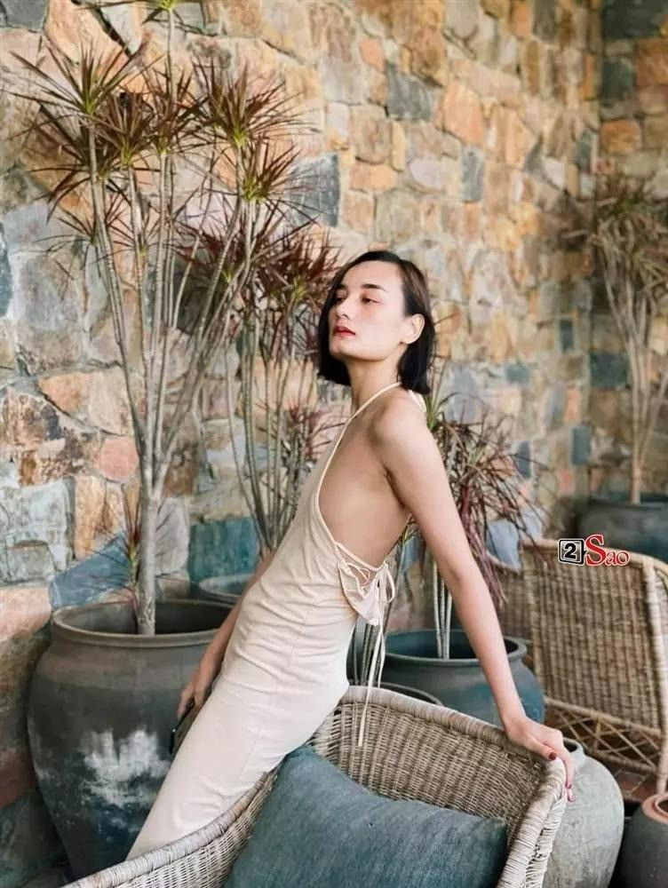 Lê Thúy nổi đóa trên livestream vì bị chê xấu hành động của ông xã ngay cạnh gây chú ý