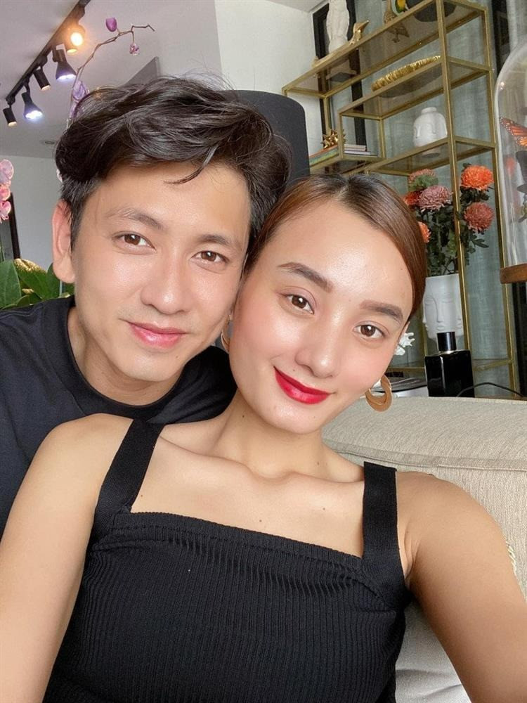 Lê Thúy nổi đóa trên livestream vì bị chê xấu hành động của ông xã ngay cạnh gây chú ý