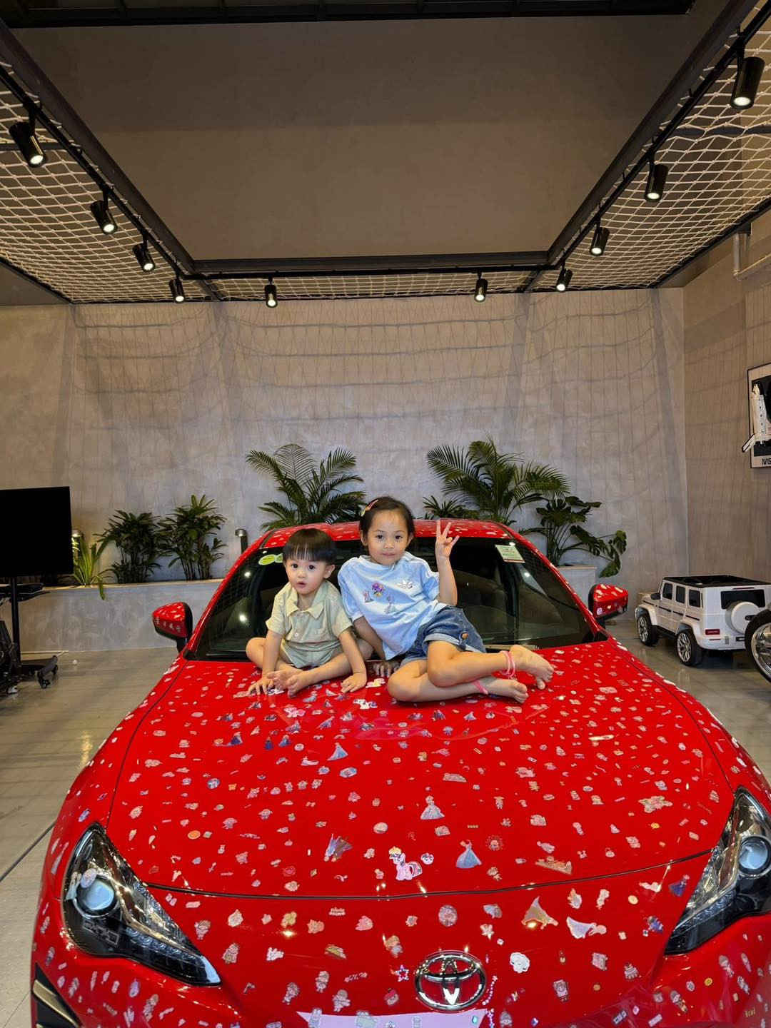 Cường Đô La cũng phải đầu hàng với màn tân trang xe của 2 nhóc tỳ