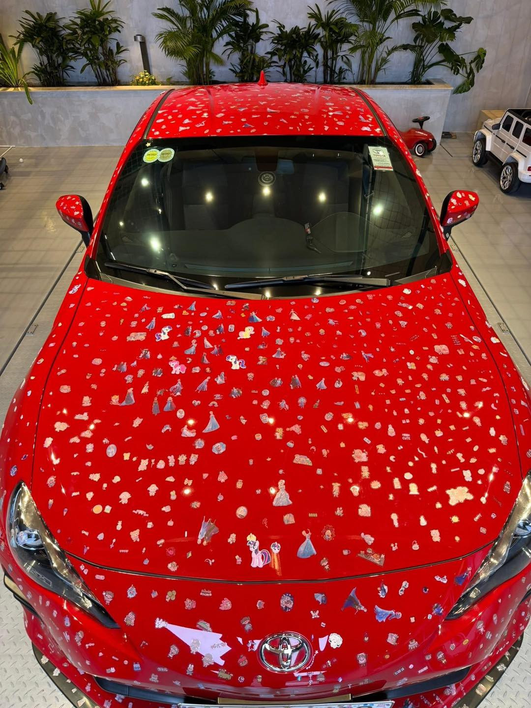 Cường Đô La cũng phải đầu hàng với màn tân trang xe của 2 nhóc tỳ